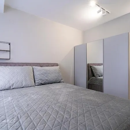 Coop Apartments, Apartment